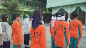 Paskibra MTsN 1 Kota Surabaya Jadi Wadah Disiplin dan Kebersamaan